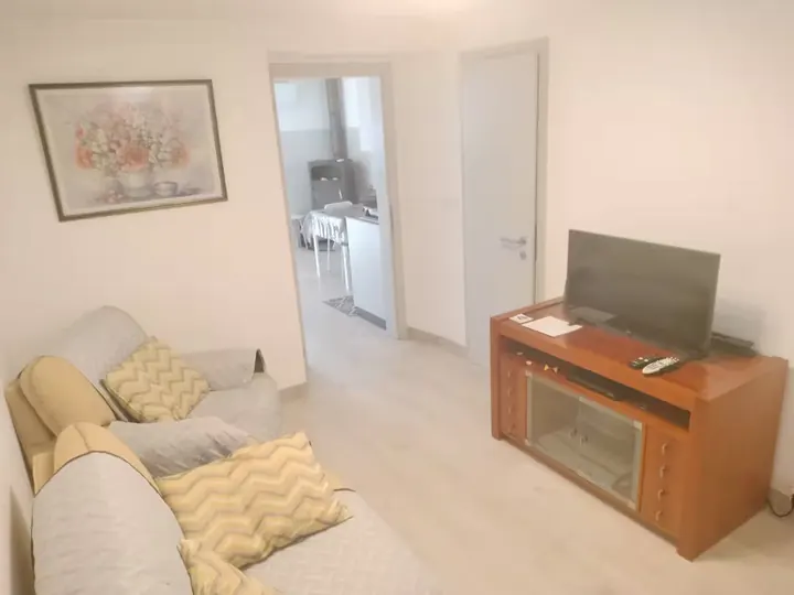 Sala de estar com sofá e Smart TV