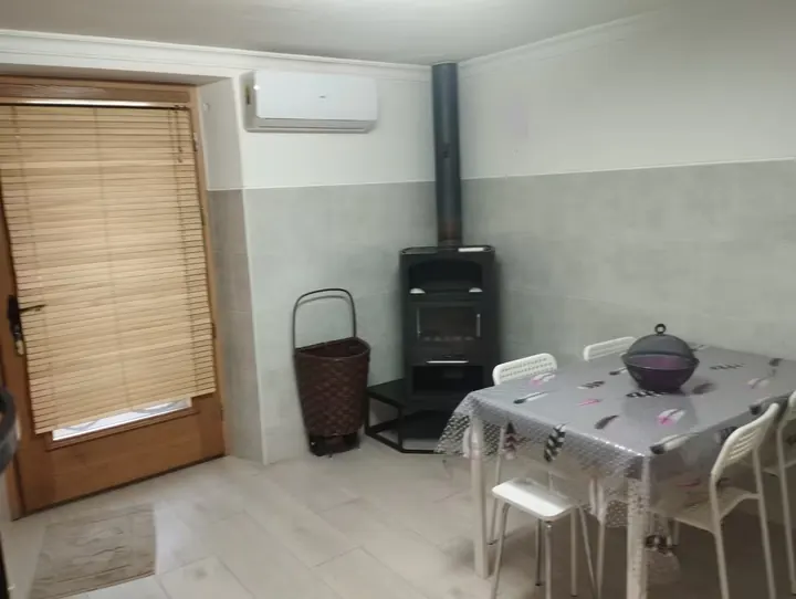 Zona de refeições com salamandra a lenha e ar condicionado